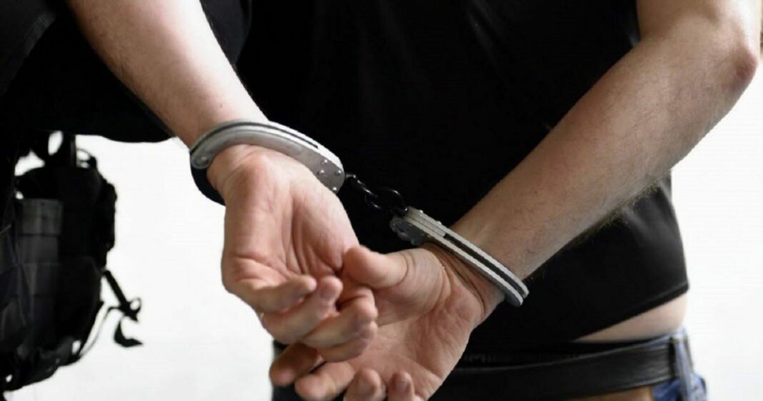 Procès délicat en Tunisie : Trois athlètes algériens risquent la perpétuité pour viol sur une mineure Un homme en garde à vue avec des menottes, contexte judiciaire en Tunisie.