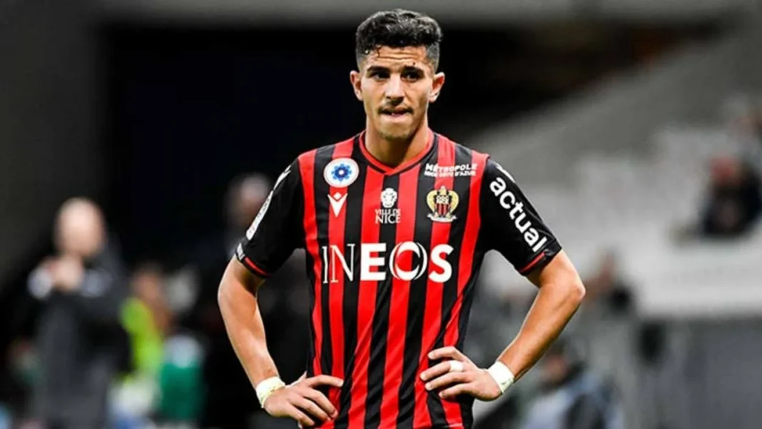 OGC Nice : Youcef Atal, la grande annonce ! Youcef Atal, joueur de football en maillot de l'OGC Nice.