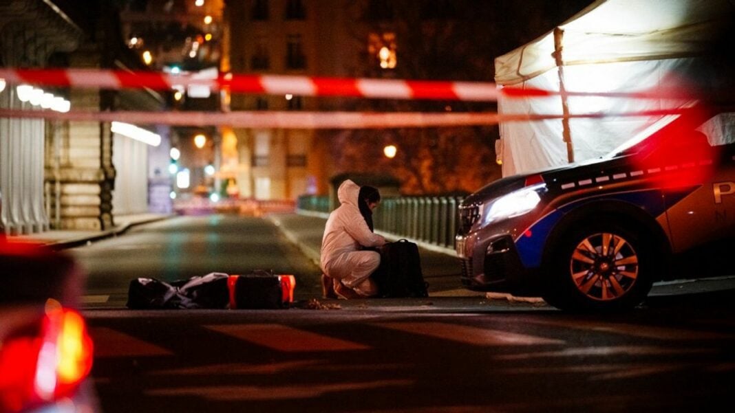 Paris sous le choc : Nouvelle attaque au couteau près de la Tour Eiffel, Un mort et deux blessés Scène d'une attaque au couteau près de la Tour Eiffel, police et témoins présents.