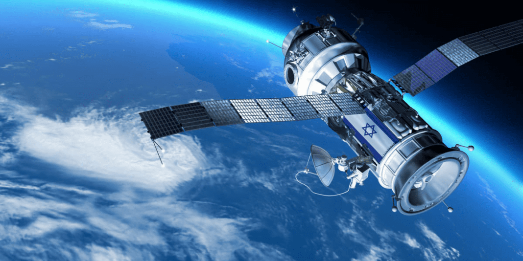 Maroc : Un choix étonnant pour son satellite espion, Israël préféré à la France – quelles conséquences pour la coopération Militaire ? Satellite espion israélien en orbite avec la Terre en arrière-plan.