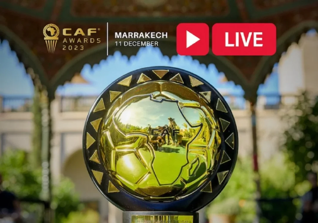CAF Awards 2023: la CAF écarte royalement l’Algérie Trophée CAF Awards 2023 en or avec décor marocain en arrière-plan.