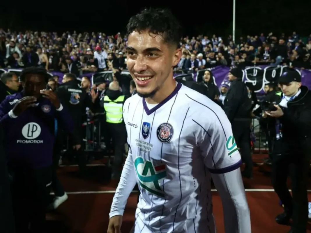 Farès Chaïbi, Milieu offensif Algérien : « Notre Objectif à la CAN 2023 ? gagner, point final ! » (vidéo) Farès Chaïbi souriant après un match de football en Algérie.