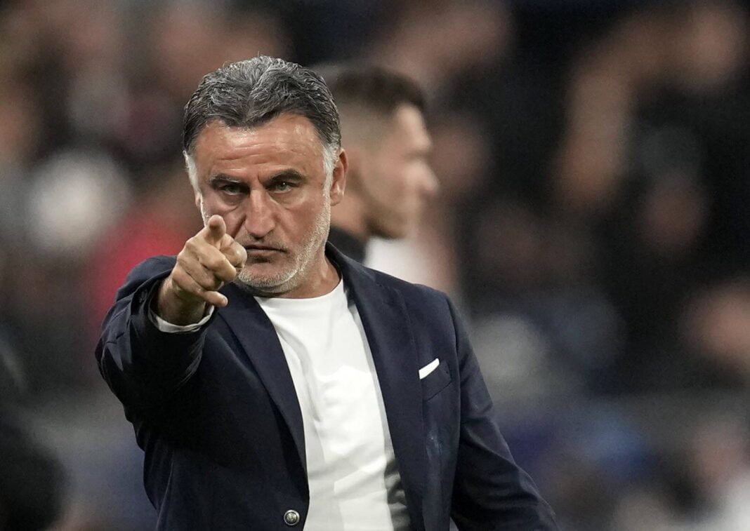 Galtier lors d'un match de football Entraîneur de football pointant du doigt sur le terrain.
