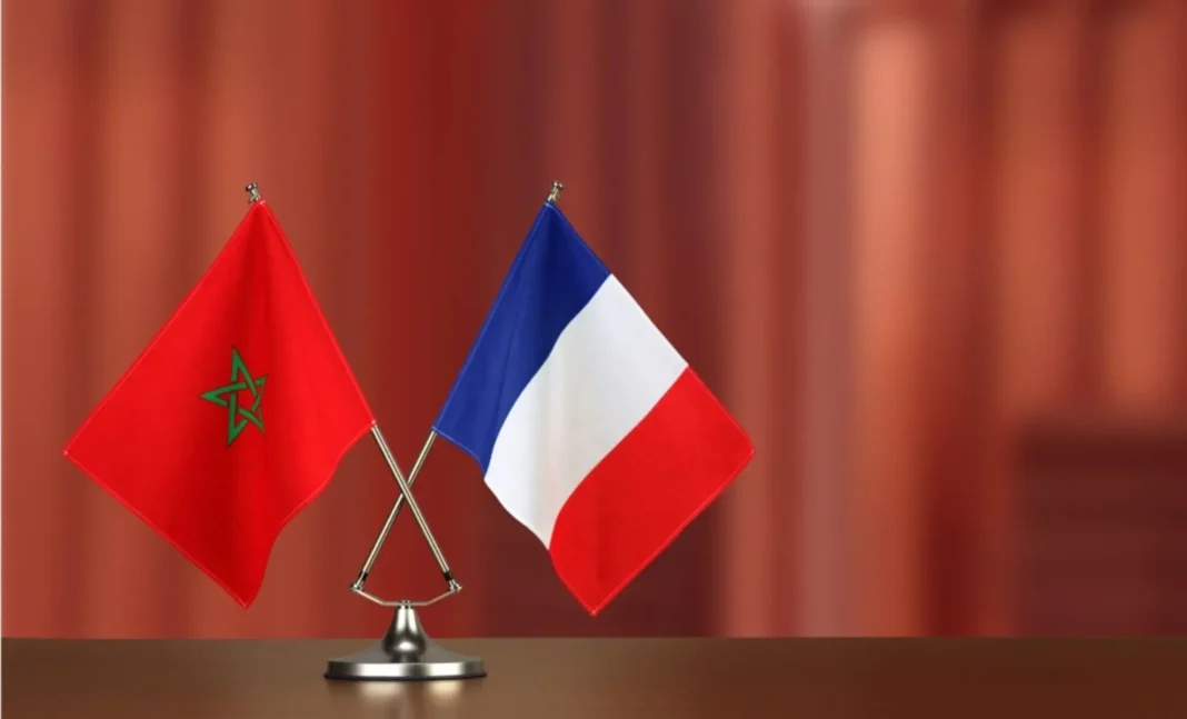 Coopération Maroc France : Les Imams Marocains en France épargnés par la nouvelle directive anti-détachement Drapeaux du Maroc et de la France croisés sur une table.