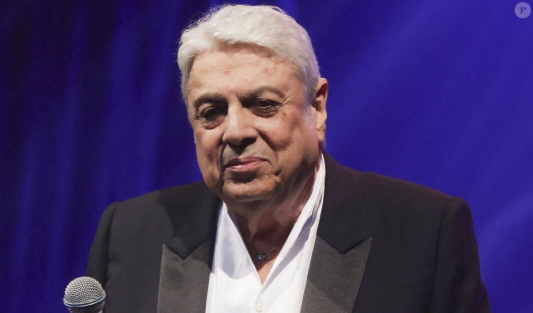 Enrico Macias officiellement amoureux : découvrez la femme qui fait battre son cœur ! Enrico Macias lors d'une performance musicale en scène.