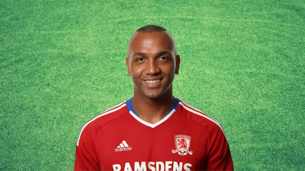 CAN 2023 : Emilio Nsue, le pilier de la Guinée Équatoriale à suivre de près ! Emilio Nsue en maillot de football rouge sur le terrain.