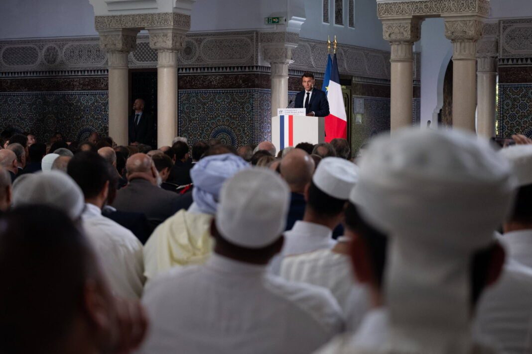 La France met fin à l’accueil des Imams envoyés par l’Algérie à partir de janvier 2024″ Discours d'un responsable français lors d'une cérémonie religieuse musulmane.