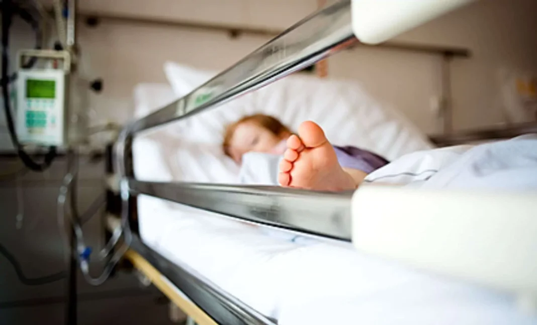 Appel à la Solidarité : Un enfant Algérien malade risque de dormir dans la rue en France Enfant malade allongé dans un lit d'hôpital, visage endormi.