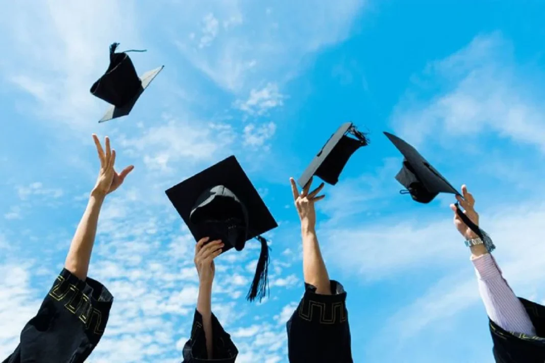 Un nouveau programme de bourse à l’étranger s’offre aux Algériens en 2024 Étudiants en graduation lançant leurs toques dans le ciel bleu.