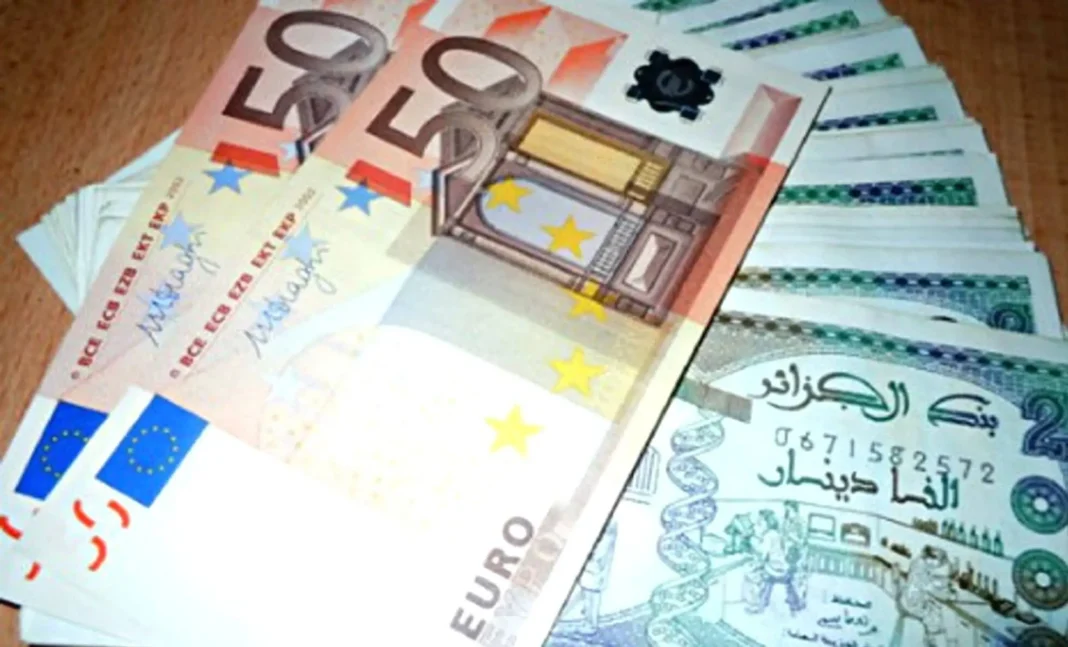 Square Dz : Évolution des cours Euro-Dinar sur le marché noir algérien, le 30 décembre 2023 Billets d'euros et de dinars algériens sur une table.