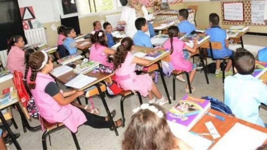Algérie : tout sur le nouveau format de l’examen de 5e Élèves de 5e en classe préparant leur examen dans une salle lumineuse.