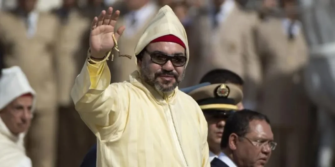 L’Initiative Atlantique de Mohammed VI : Un levier visionnaire pour l’Afrique ! Mohammed VI saluant lors d'une cérémonie publique en Afrique.