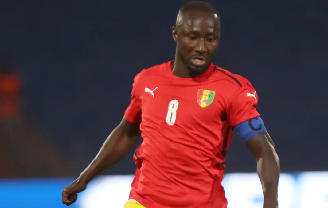 Naby Keita joueur de football en action avec le maillot de la Guinée.