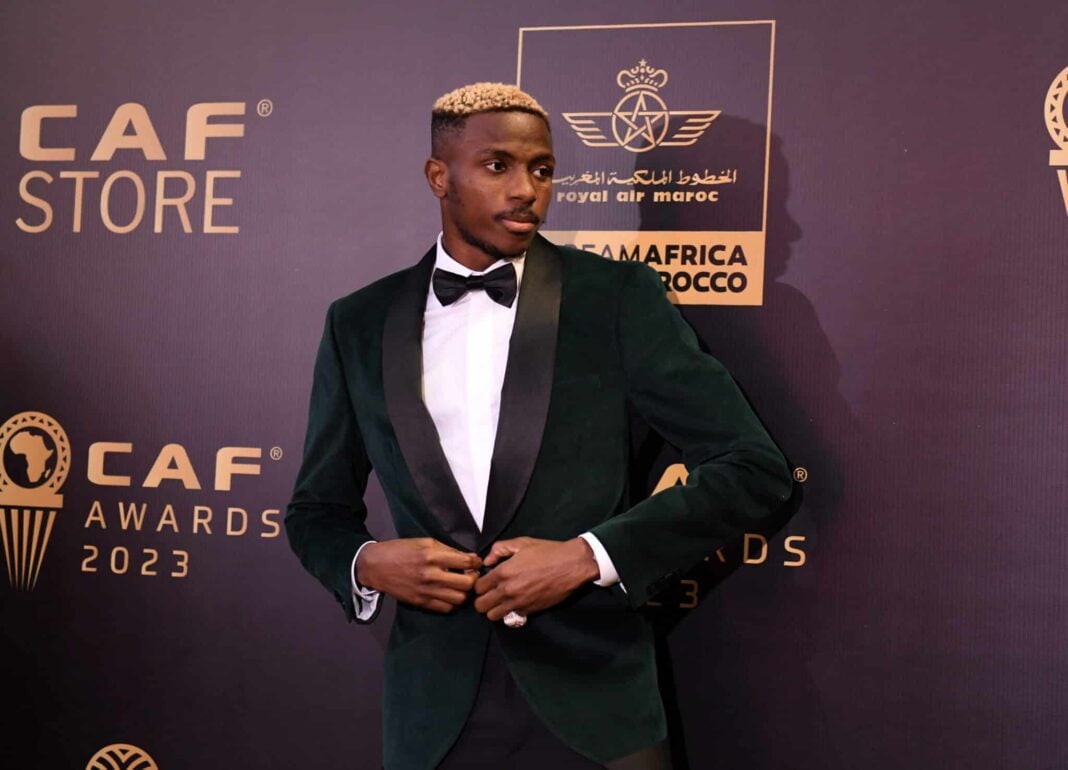 Victor Osimhen au CAF Awards 2023 Victor Osimhen en costume élégant lors des CAF Awards 2023.