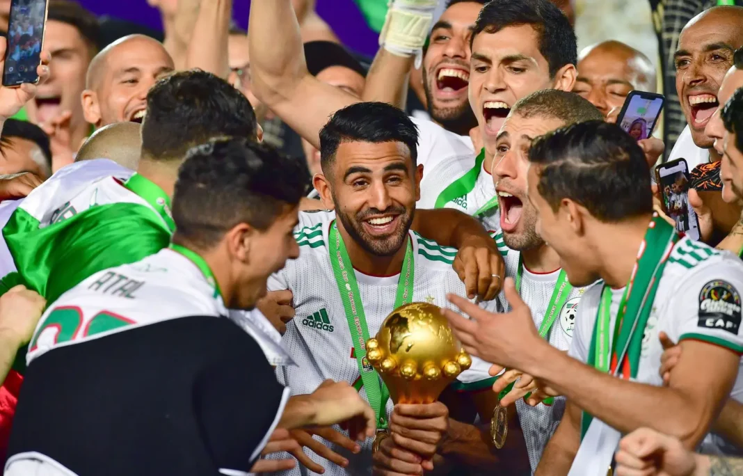 CAN 2023 : L’Algérie forge une équipe d’excellence, Alliance parfaite entre jeunesse et expérience qui nous rappelle la victoire de 2019 ! L'équipe d'Algérie célèbre leur victoire avec le trophée de la CAN 2019.