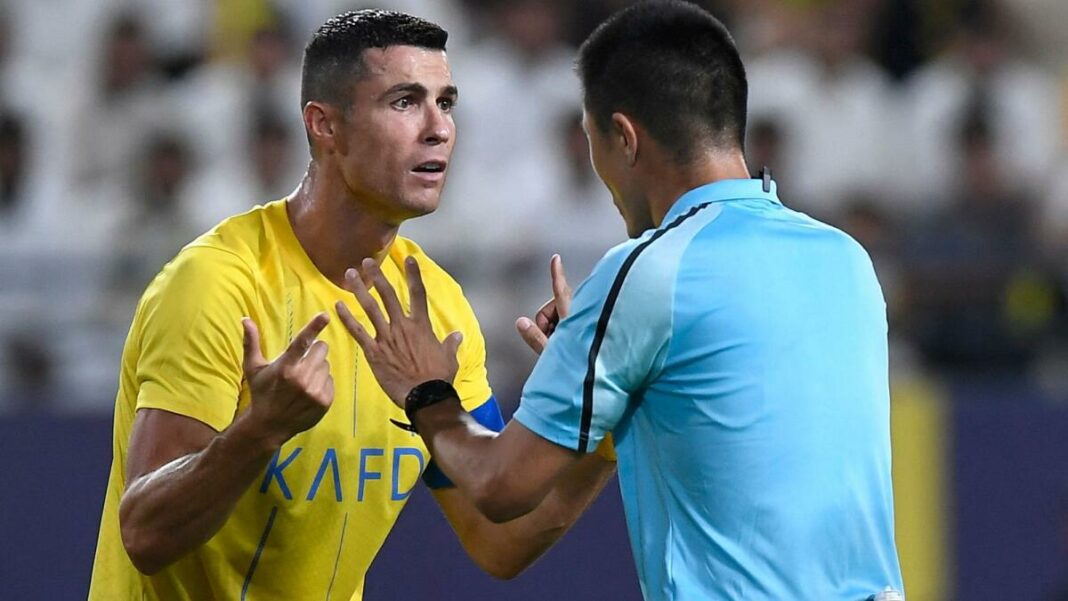 Ronaldo en dispute avec l'arbitre lors d'un match de football en Arabie Saoudite.