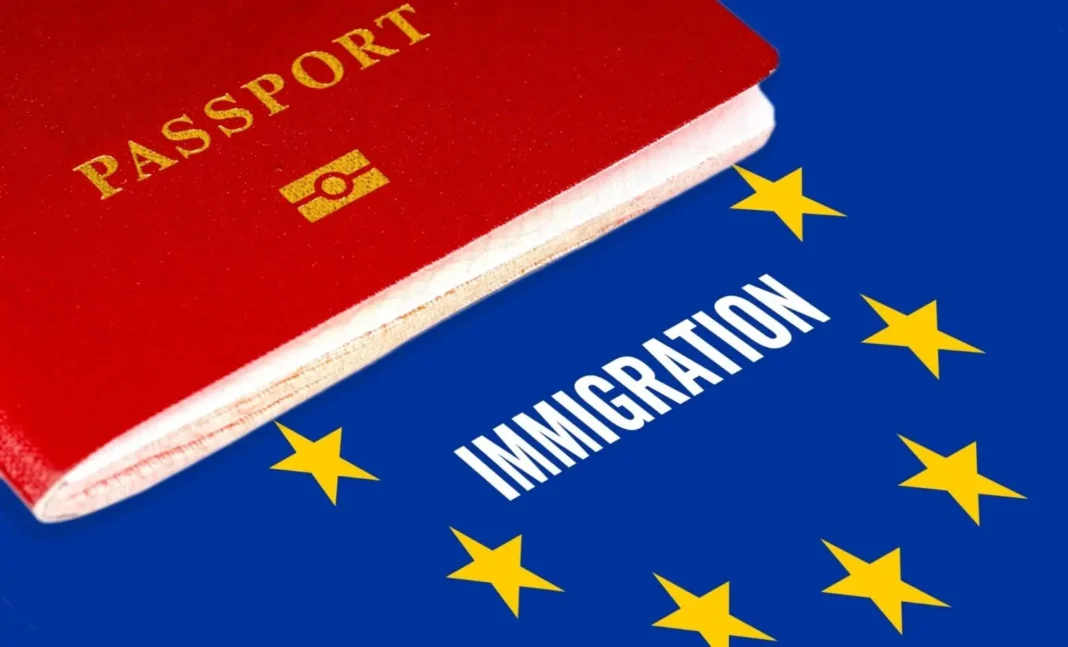Passeport rouge sur fond de drapeau de l'UE avec le mot Immigration.