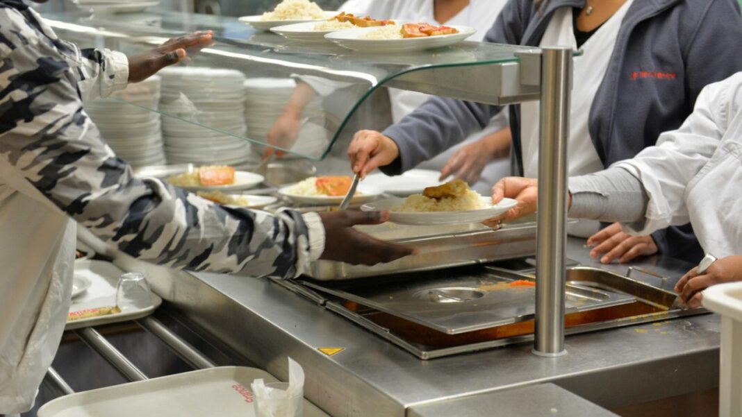 ONDULATION DIGITALE: L’ONSU révolutionne l’éducation Algérienne avec une plateforme numérique inédite! Personnel servant des plats dans une cuisine collective moderne.