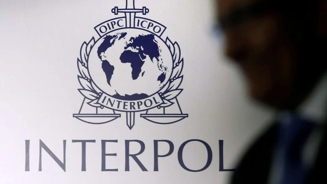Interpol-Maroc : voici les Marocains les plus recherchés de la planète (photos) Logo d'Interpol avec la carte du monde et la mention INTERPOL.