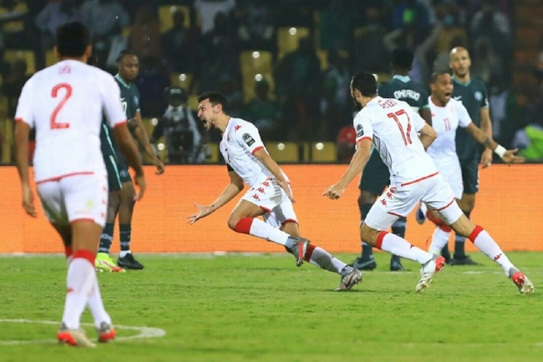 CAN 2023 : La Tunisie dévoile sa liste de 27 joueurs pour la phase finale Joueurs tunisiens en action lors d'un match de la CAN 2023.