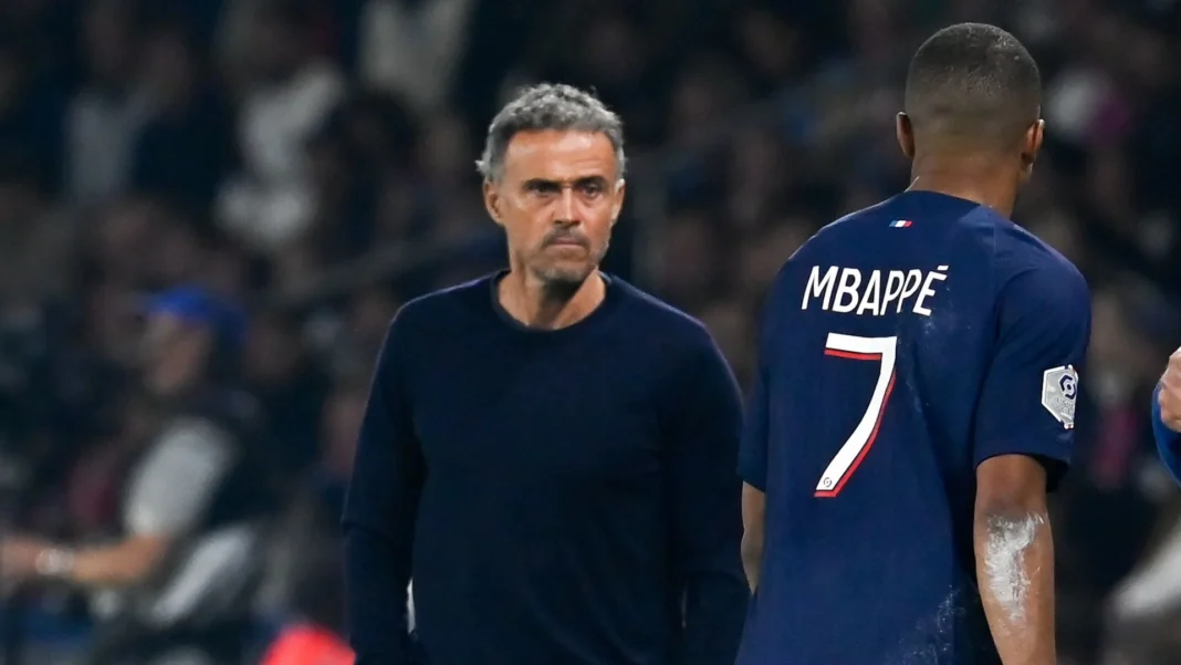 Éventuelle tension entre Kylian Mbappe et Luis Enrique ? La question qui hante les esprits Kylian Mbappé et l'entraîneur Luis Enrique lors d'un match de football.