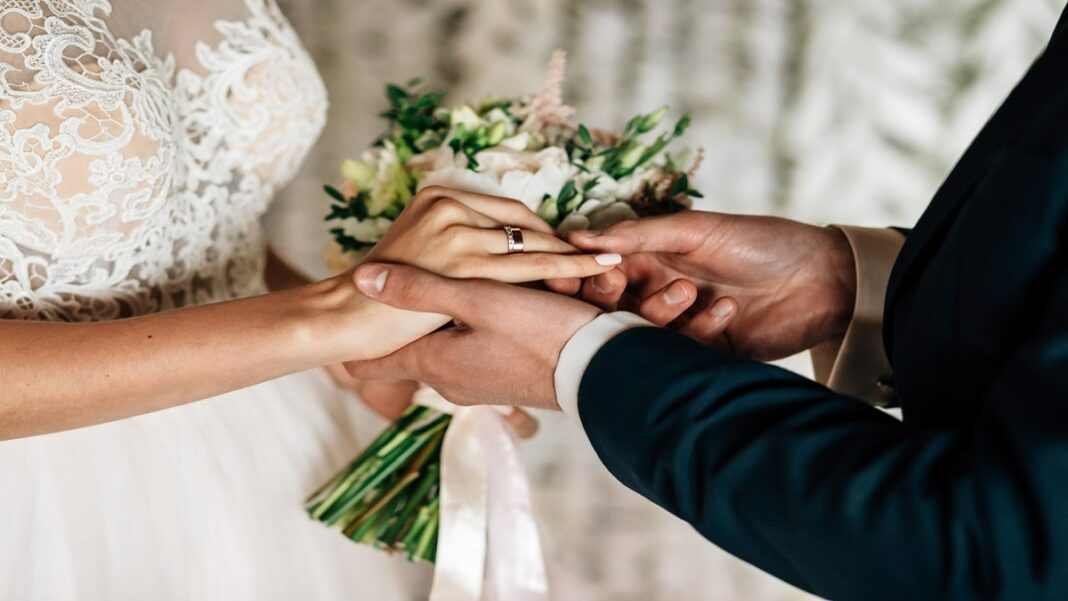 Échange d'alliances lors d'un mariage en Algérie avec distribution de billets.