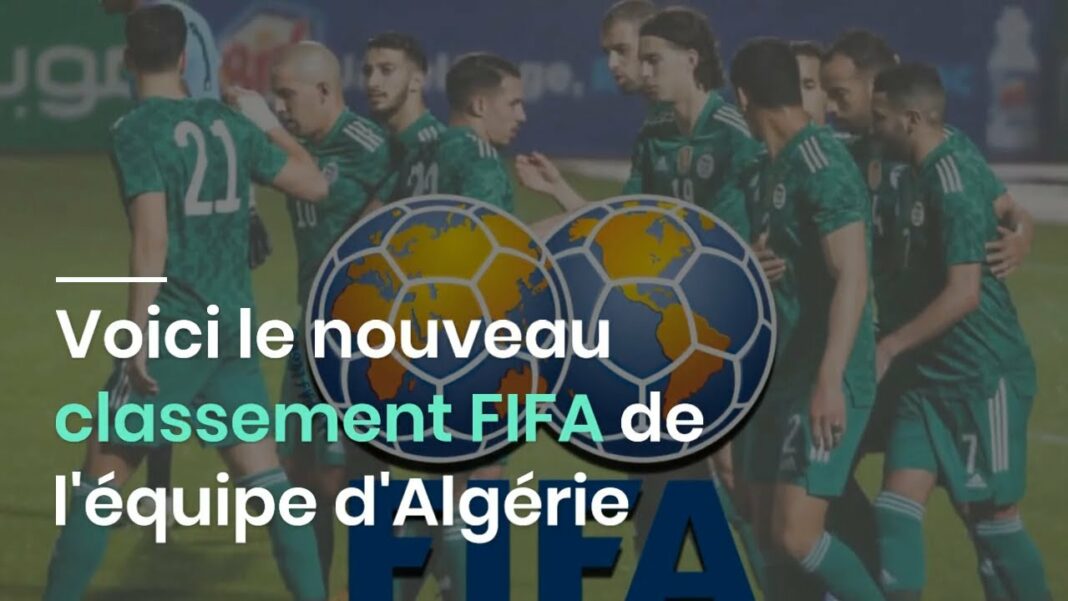 Les joueurs algériens de football lors d'un match, portant des maillots verts.