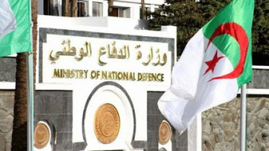 Violation des eaux Territoriales : arrestation de trois Marocains par la marine Nationale Algérienne Drapeau algérien devant le ministère de la Défense nationale.