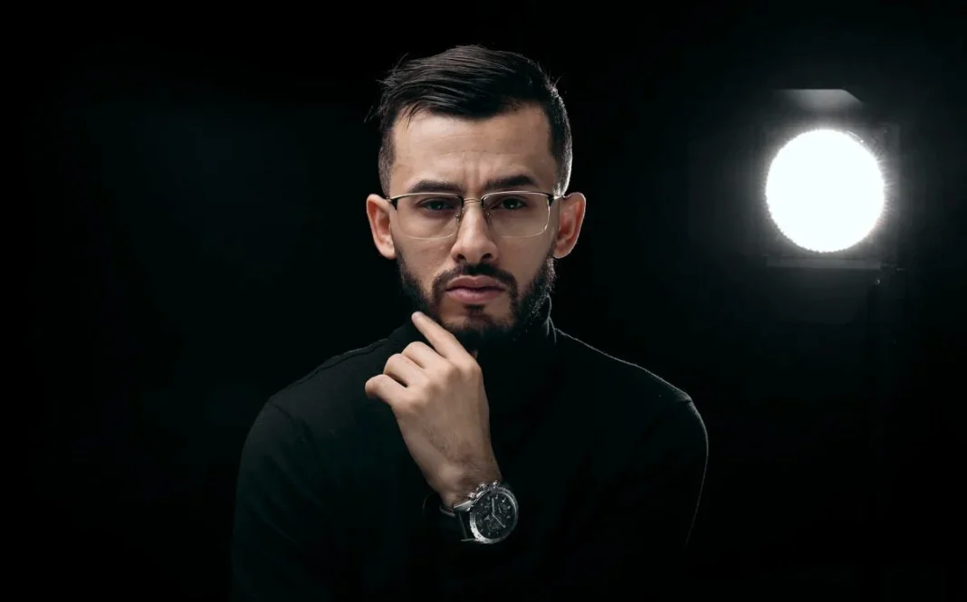 Mohamed Lamine Mehri, voix off Algérienne, remporte le prix de la meilleure voix off Arabe aux USA Portrait de Mohamed Lamine Mehri, voix off algérienne primée aux USA.