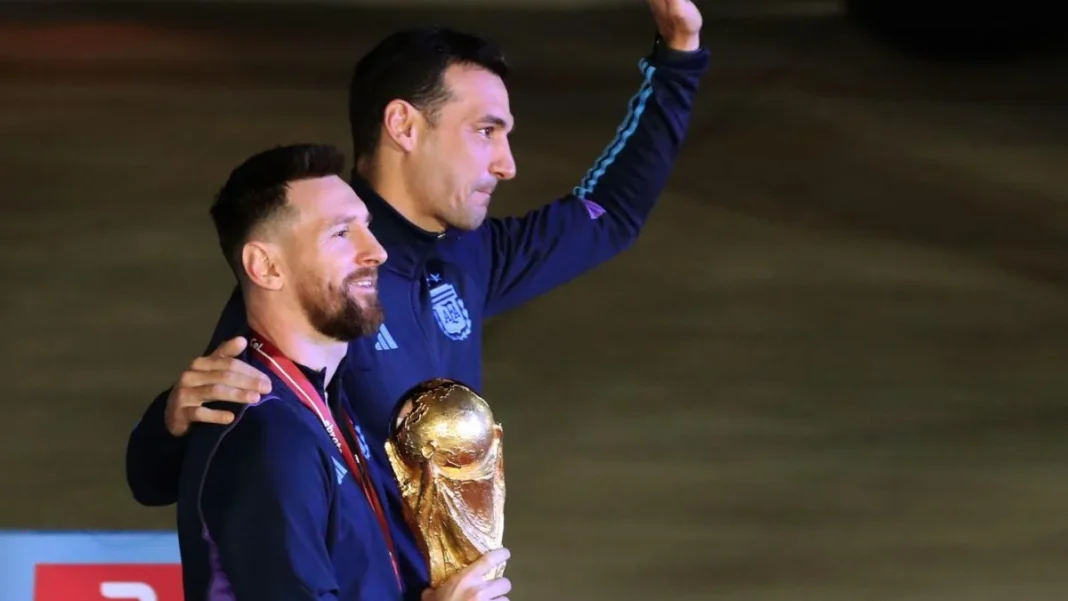 Lionel Messi et Scaloni se sont-ils vraiment clashés? Enfin, la vérité dévoilée Lionel Messi et Scaloni célébrant ensemble après une victoire.