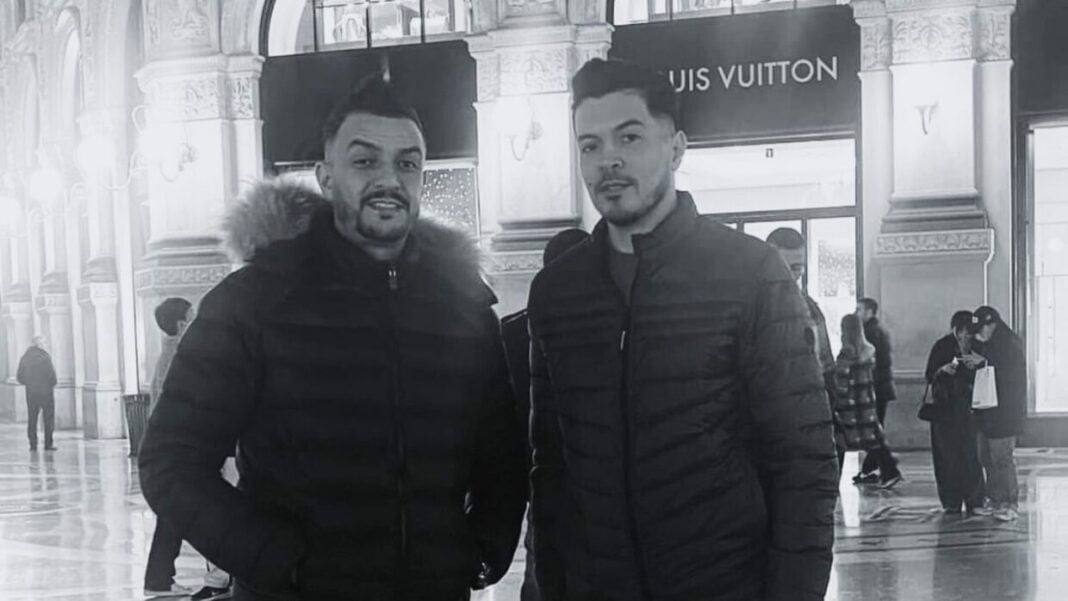Adieu à deux Étoiles Algériennes : Mohamed Bousmaha et Amine La Colombe, héros de la culture, reviennent en terre sacrée Deux jeunes hommes élégants dans un centre commercial parisien.
