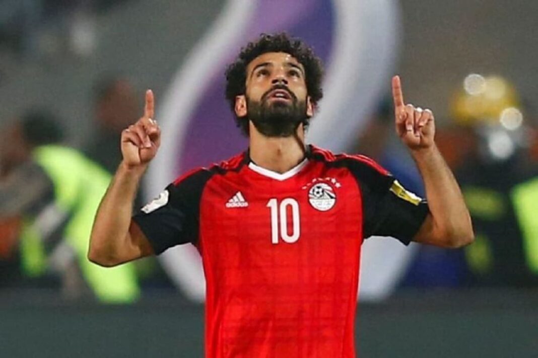 Mohamed Salah célèbre sa victoire Footballeur égyptien Mohamed Salah en célébration lors d'un match.