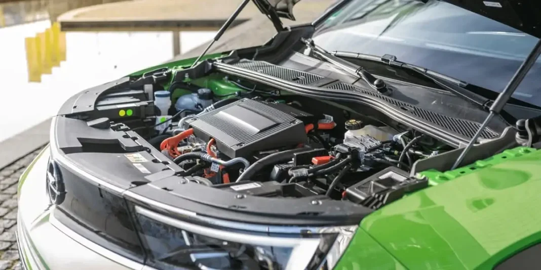 Alerte fiabilité : Opel Algérie confronté aux problèmes du moteur Puretech 1.2 Vue détaillée du moteur électrique d'une voiture verte moderne.