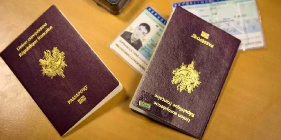 Passeport marocain et devises étrangères Passeport marocain avec devises étrangères sur une table en bois.