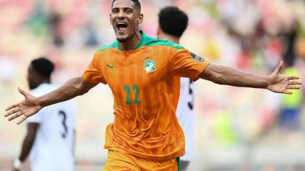 CAN 2023 : Découvrez enfin les héros Ivoiriens qui feront vibrer la Côte d’Ivoire Footballeur ivoirien célébrant lors du match du CAN 2023.