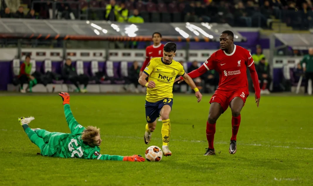 Éclatant en Europa League : Amoura, le nouveau pilier de l’Équipe d’Algérie, brille Face à Liverpool Amoura en action face à Liverpool lors d'un match de football.