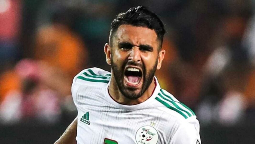 Scandale aux CAF Awards 2023 : exclusion injuste des Joueurs Algériens dans le Onze Type de l’Année Joueur algérien célèbre lors d'un match, exprimant la passion et la fierté nationale.