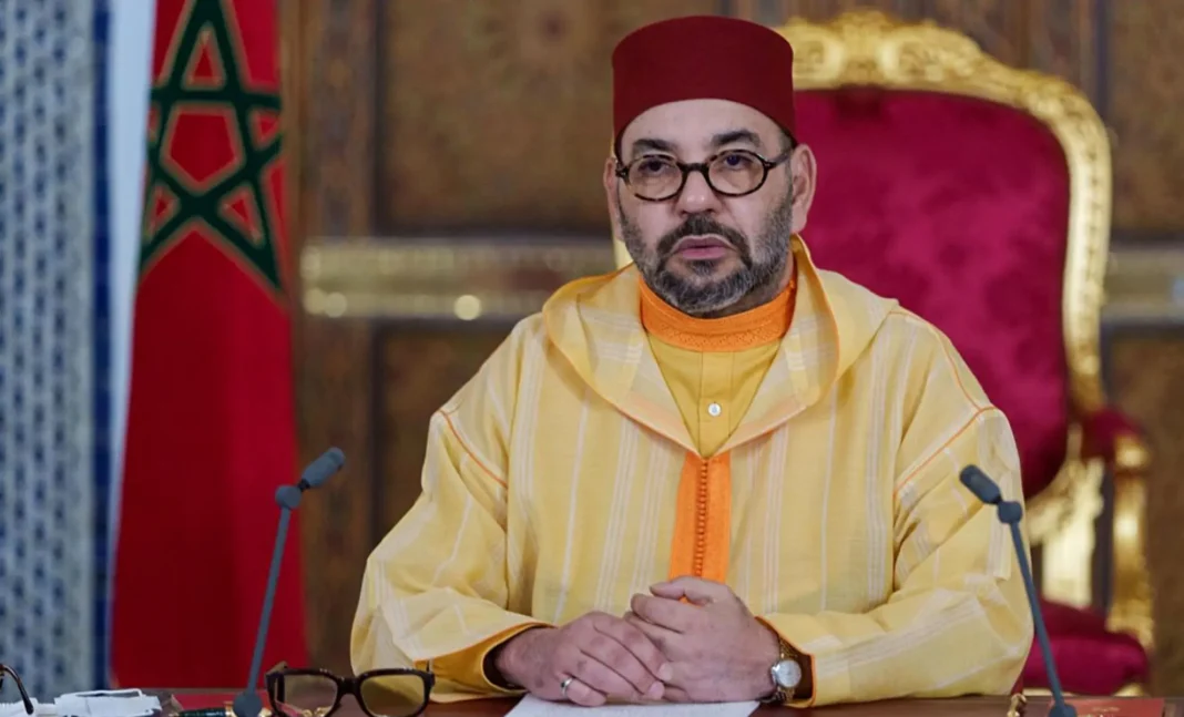 Accès du Sahel à l’Atlantique : Le Roi Mohammed VI dévoile une initiative historique soutenue par les pays de la région ! Mohammed VI en tenue traditionnelle lors d'une rencontre officielle au Maroc.