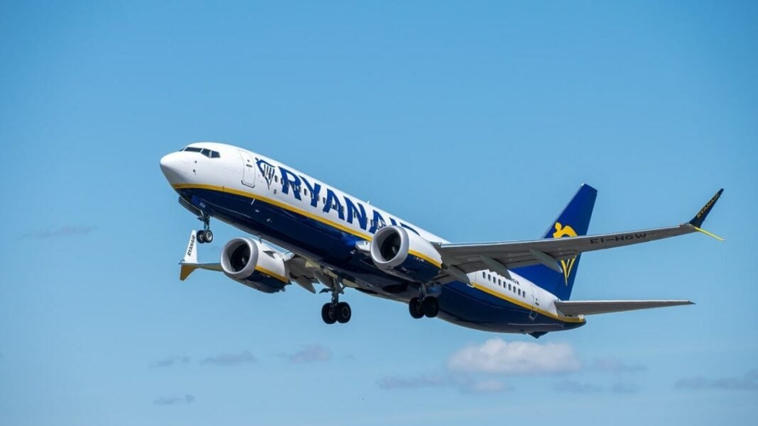 Envolez-vous à prix cassés : Ryanair dévoile une vente Flash à partir de 14,99€ pour les fêtes de fin d’année! Avion Ryanair en vol dans un ciel bleu clair.