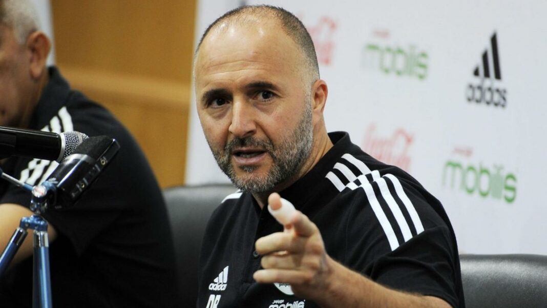 Djamel Belmadi en conférence de presse, pointant du doigt.