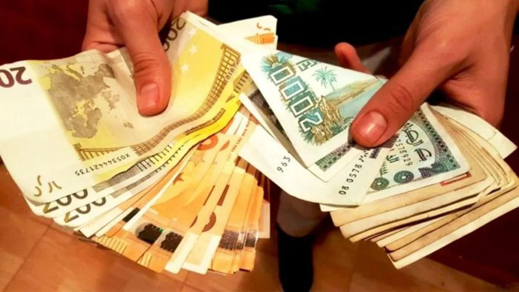 Taux de change en Algérie : L’Euro frôle les 240 dinars sur le marché noir Main tenant des billets de banque en euros et dinars algériens.