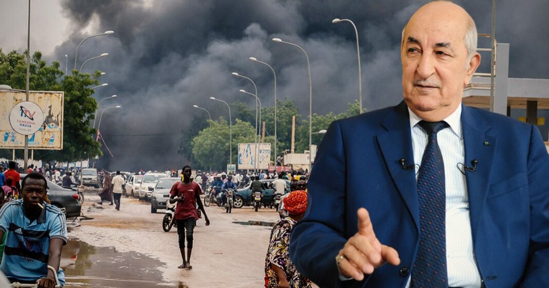 Homme en costume devant un incendie et des manifestants au Sahel.