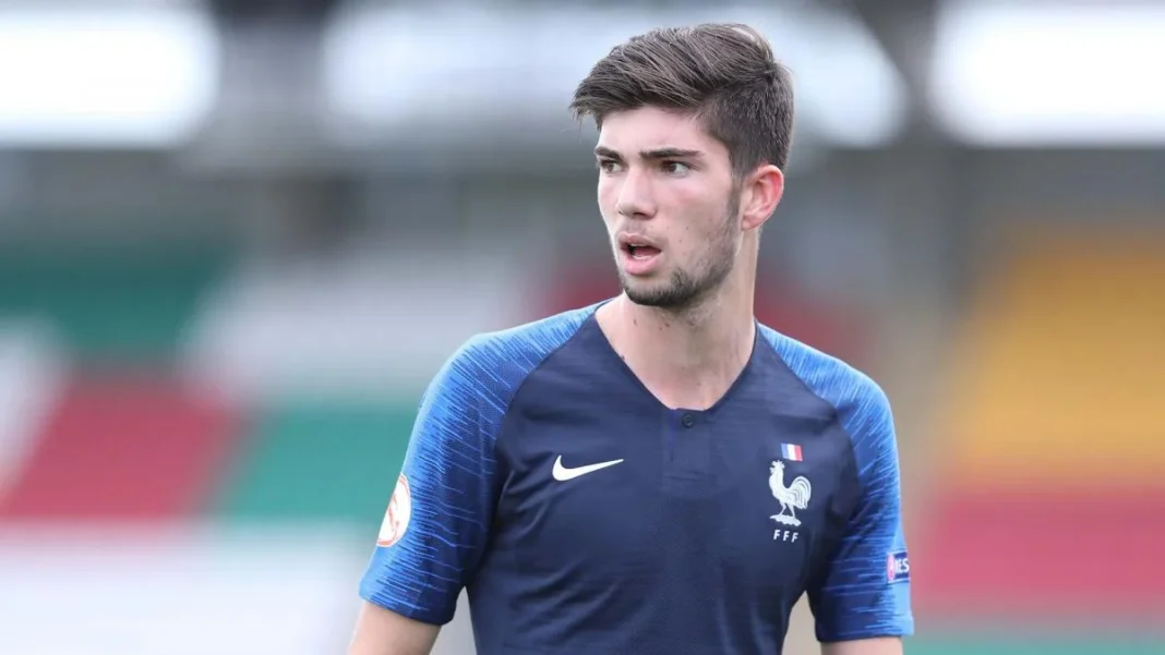 Jeune footballeur français en maillot de l'équipe nationale.