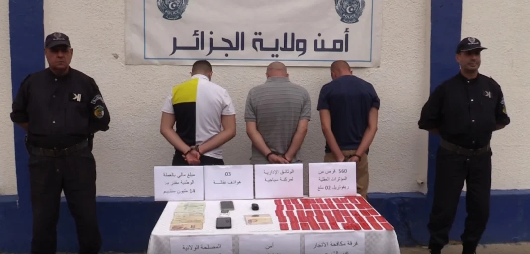 Alger: un réseau de trafic de drogue tombe dans l’appât des forces de l’ordre Quatre hommes arrêtés avec de la drogue et de l'argent à Alger.