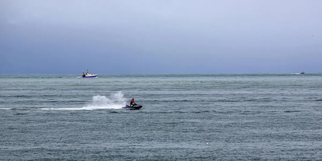 Jet-ski rapide en mer lors d'une opération maritime.