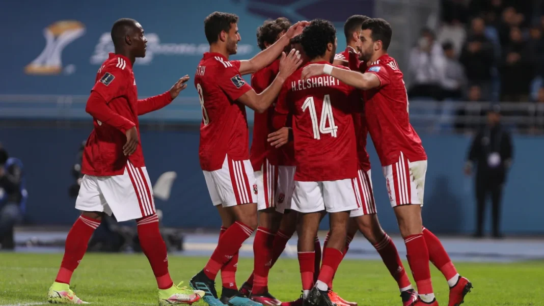 Al Ahly dénonce un vol en Algérie : polémique Après un match Nul controversé Équipe de football d'Al Ahly en célébration après un but.
