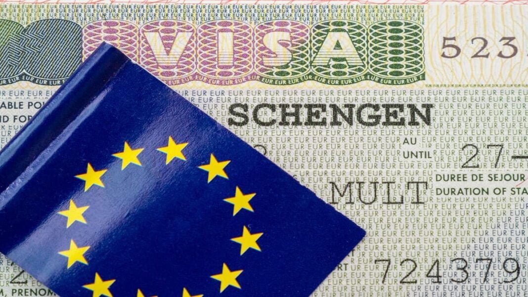 Drapeau de l'Union européenne et visa Schengen.