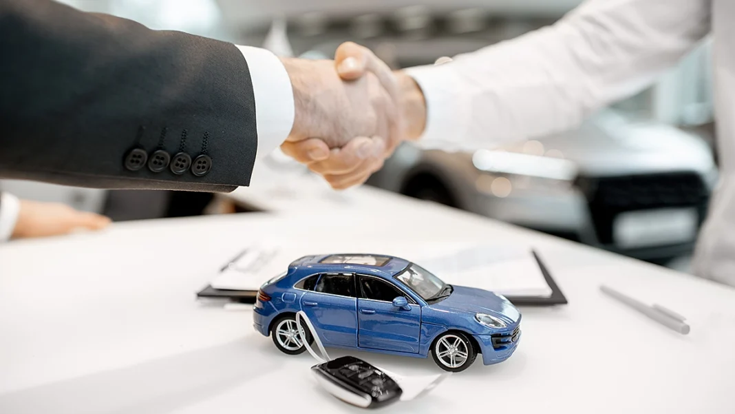 Crédit Automobile en Algérie : Une opportunité renouvelée à hauteur de 90% de financement Main qui serre la main pour un crédit auto en Algérie.