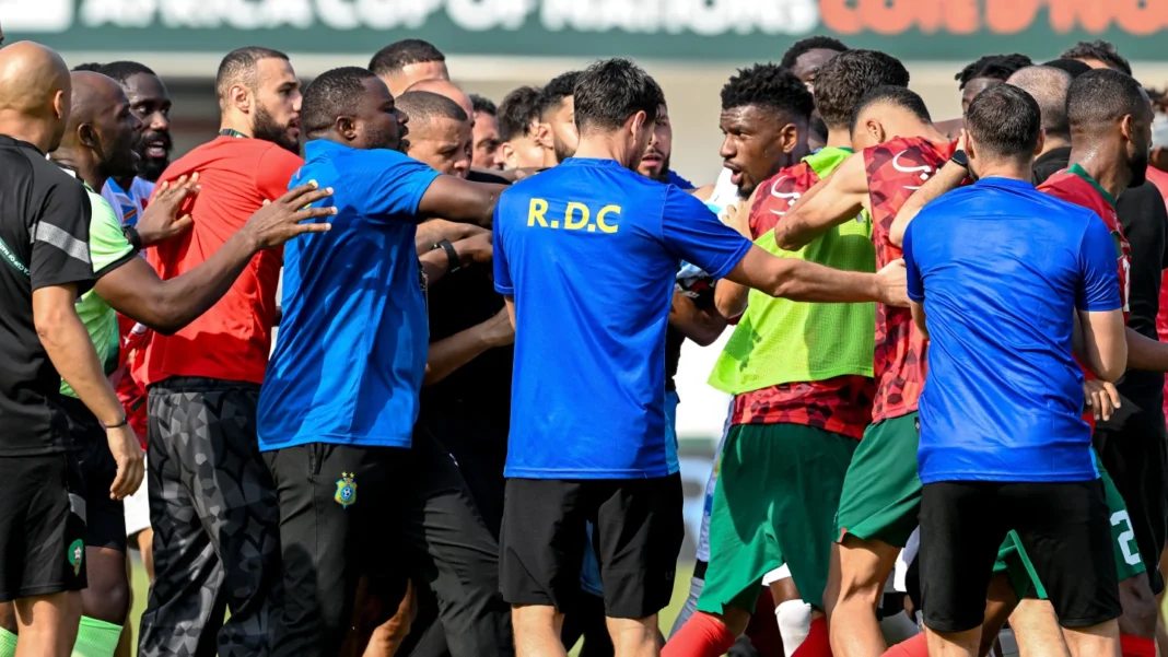 Altercation entre le Maroc et la RDC : enfin la CAF ouvre une enquête Joueurs de football marocains et congolais en confrontation lors d'un match.