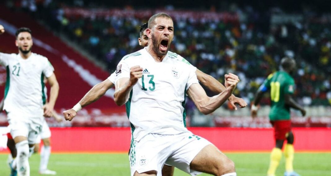 Islam Slimani en action lors d'un match Islam Slimani célèbre un but avec passion lors d'un match de football.